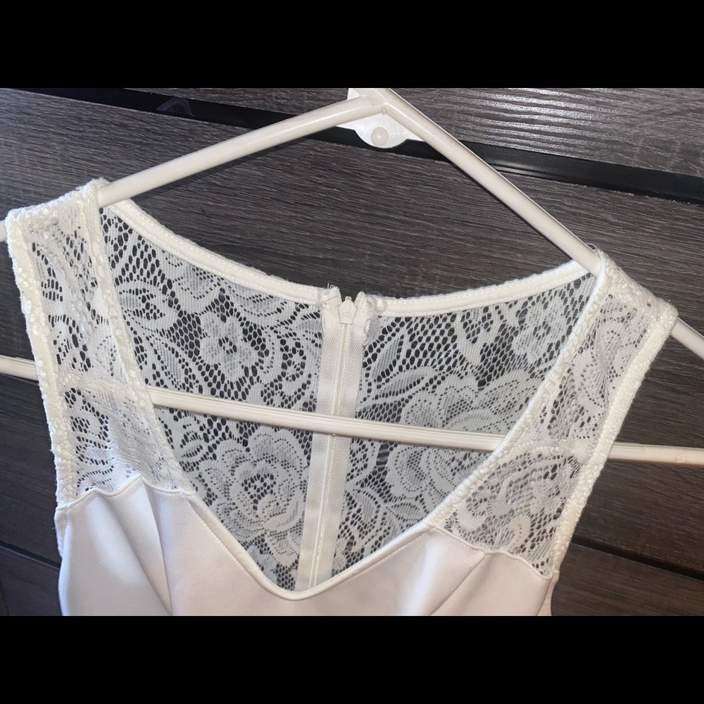 White peplum dress with lace - Picture 2 of 4